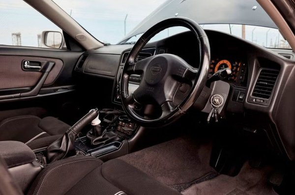 Когато я е купувал на старо в Япония, собственикът е направил някои модификации, като най-видимата е, че е заменил предната оптика на Stagea с тази на GT-R R34. Колата е с десен волан, така че късият лост на петстепенната ръчна скоростна кутия не стои естествено в лявата ръка на нов шофьор. Иначе интериорът изглежда познато, с цифровия дисплей на Haltech, който е като есенцията на 90-те години. 
